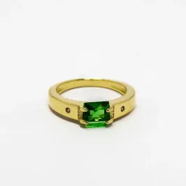 ANEL FORMATURA PEDRA VERDE QUADRADA COM 2 PEDRINHAS CRISTAL