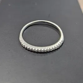 ANEL MEIA ALIANÇA COM MINI PEDRA FIO ACHATADO