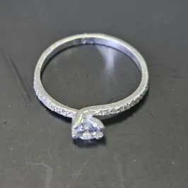ANEL SOLITARIO CRAVEJADO 4 GARRAS 2 GARRAS LIGADAS AO FIO