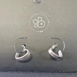 ARGOLA MEIA CORAÇÃO LISO PEQUENO