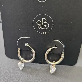 ARGOLA PEQUENA COM PONTO DE LUZ DE CORAÇÃO PENDURADO