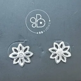 BRINCO FLOR  8 PETALAS CRAVEJADO COM PEDRA NO MEIO