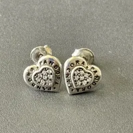 BRINCO PANDORA DOIS CORAÇÕES DO MEIO CRAVEJADO