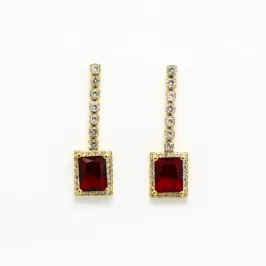 BRINCO PENDURADO COM PEDRAS CRIYSTAL E VERMELHO