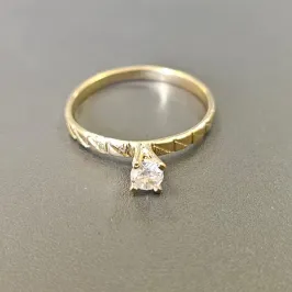 ANEL SOLITÁRIO FIO QUADRADO DETALHADO PEDRA 4 GARRAS