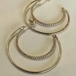 ARGOLA 3CM COM DOIS AROS EM FORMATO MEIA LUA