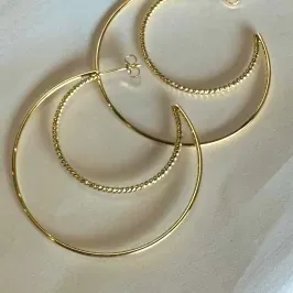 ARGOLA 5CM COM DOIS AROS EM FORMATO MEIA LUA