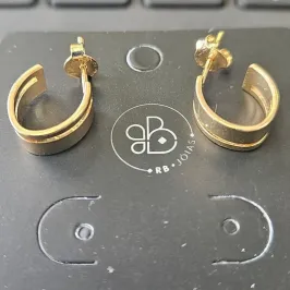 ARGOLA  MEIO OVAL COM FIO VAZADO NO MEIO