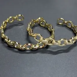 BRACELETE FORMATO PIASTRINI CRAVEJADO CORES VARIADAS