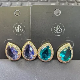 BRINCO GOTA PEDRA CRAVEJADO NAS LATERAIS CORES VARIADAS