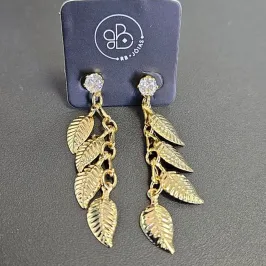 BRINCO PENDURADO 4 FOLHAS COM PONTO DE LUZ