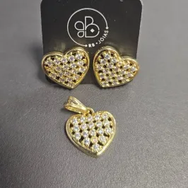 CONJUNTO CORAÇÃO BRINCO E PINGENTE CRAVEJADO