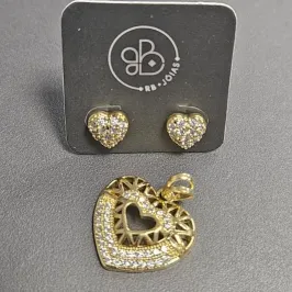 CONJUNTO CORAÇÃO BRINCO E ´PINGENTE CRAVEJADO E TRABALHADO