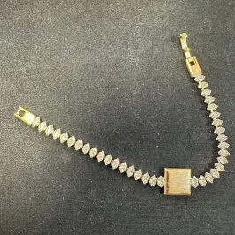 GARGANTILHA CRAVEJADA COM QUADRADO ESCOVADO