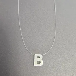 GARGANTILHA FIO DE NYLON LETRA B NA MADREPEROLA