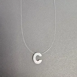GARGANTILHA FIO DE NYLON LETRA C NA MADREPEROLA