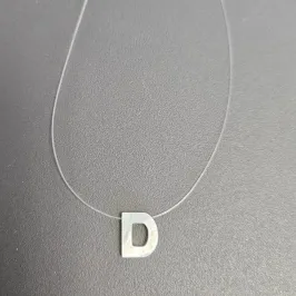 GARGANTILHA FIO DE NYLON LETRA D NA MADREPEROLA