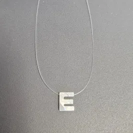 GARGANTILHA FIO DE NYLON LETRA E NA MADREPEROLA