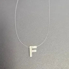GARGANTILHA FIO DE NYLON LETRA F NA MADREPEROLA