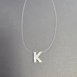 GARGANTILHA FIO DE NYLON LETRA K NA MADREPEROLA