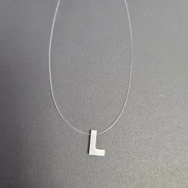 GARGANTILHA FIO DE NYLON LETRA L NA MADREPEROLA