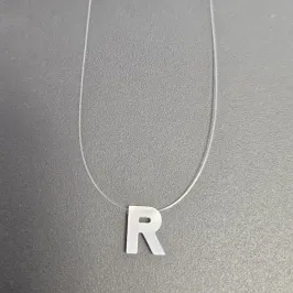 GARGANTILHA FIO DE NYLON LETRA R NA MADREPEROLA