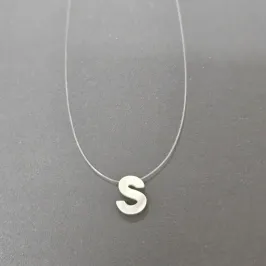 GARGANTILHA FIO DE NYLON LETRA S NA MADREPEROLA