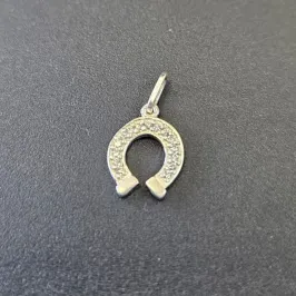 PINGENTE FERRADURA CRAVEJADA