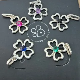 PINGENTE FLOR PEDRA NO CENTRO CORES VARIADAS VAZADO
