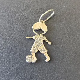 PINGENTE MENINO CRAVEJADO COM BOLA