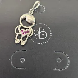 PINGENTE MENINO VAZADO COM PEDRA NO CORAÇÃO