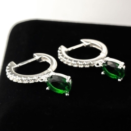 ARGOLA CLICK CRAVEJADA PEDRA VERDE PENDURADA