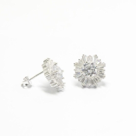 BRINCO FLOR CRAVEJADO COM PEDRA CRISTAL NO CENTRO