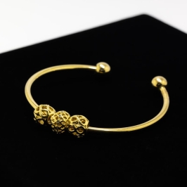 BRACELETE 3 PINGENTES BOLA VAZADA