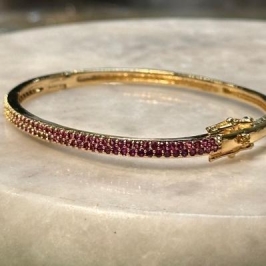 BRACELETE CRAVEJADO COM PEDRA ROSA