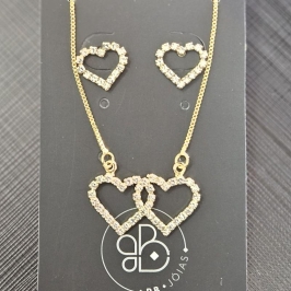 CONJUNTO CORAÇÃO VAZADO BORDAS CRAVEJADO  BRINCO E GARGANTILHA