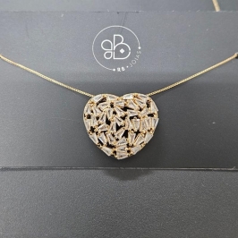 GARGANTILHA CORAÇÃO TRABALHADO EM PEDRAS