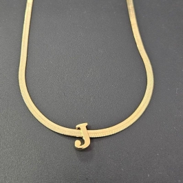 GARGANTILHA LAMINADA LETRA J