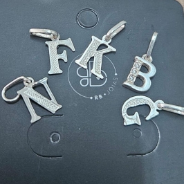 PINGENTE LETRAS MEIO TRABALHADO E MEIO LISO