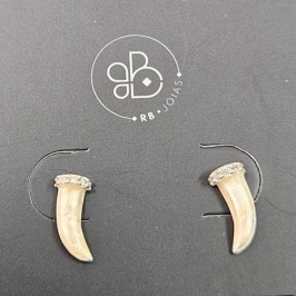 BRINCO DENTE DE TIGRE EM MADREPEROLA