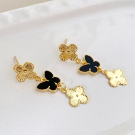 BRINCO PENDURADO BORBOLETA PRETA E TREVO BRANCO