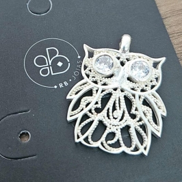 PINGENTE CORUJA VAZADO COM PEDRA