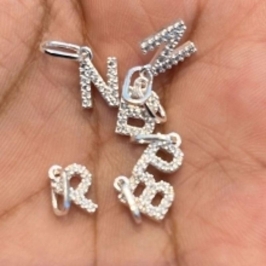 PINGENTE LETRAS CRAVEJADO