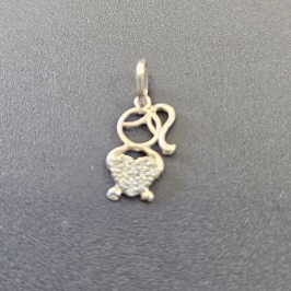 PINGENTE MENINA CORAÇÃO CRAVEJADO