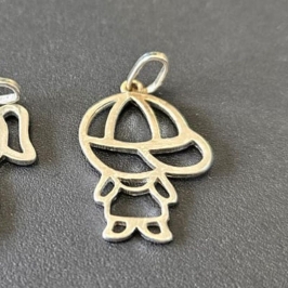 PINGENTE MENINO A LASER VAZADO