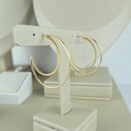 ARGOLA 3CM COM DOIS AROS EM FORMATO MEIA LUA