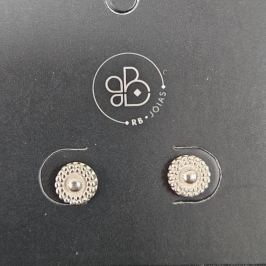 BRINCO REDONDO DETALHADO COM BOLINHA NO CENTRO
