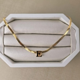 GARGANTILHA LAMINADA LETRA E