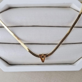 GARGANTILHA LAMINADA LETRA V