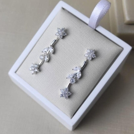 BRINCO FLOR PENDURADO CRAVEJADO COM ZIRCONIA